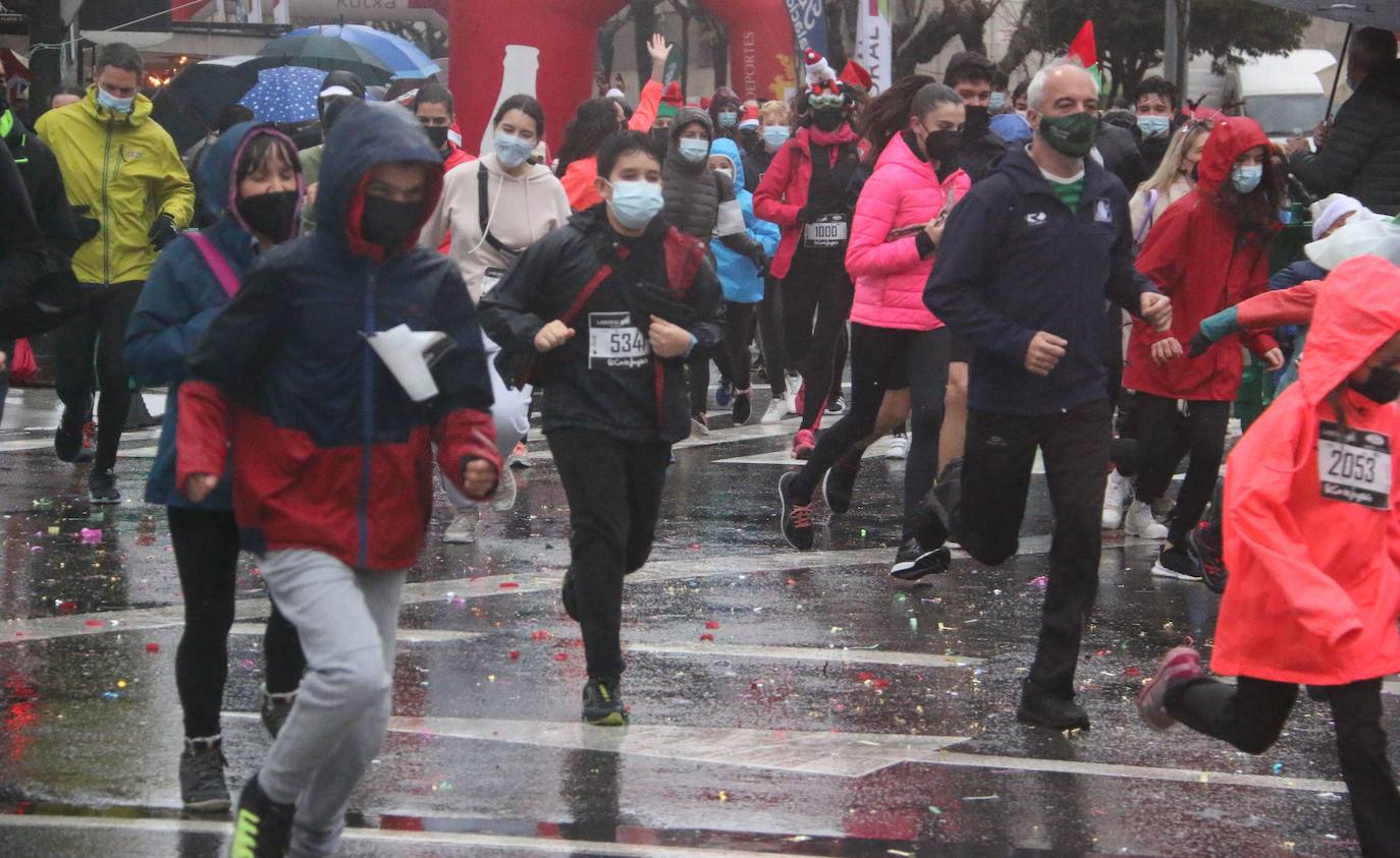 Cientos de personas despiden el año a la carrera en la capital leonesa donde la lluvia también fue protagonista.