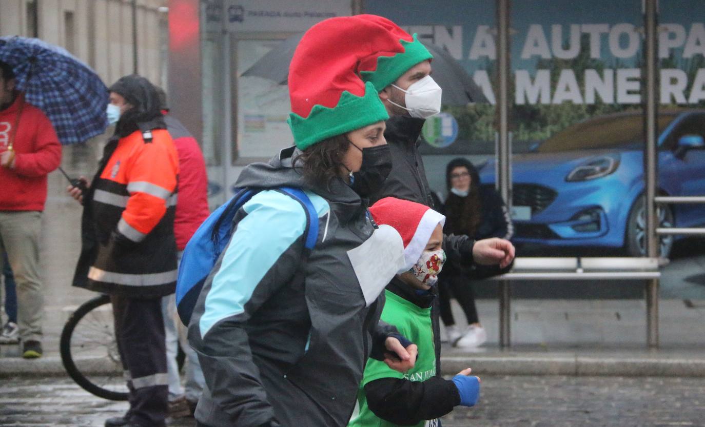 Cientos de personas despiden el año a la carrera en la capital leonesa donde la lluvia también fue protagonista.