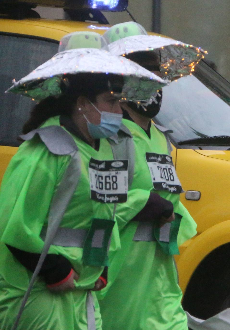 Cientos de personas despiden el año a la carrera en la capital leonesa donde la lluvia también fue protagonista.