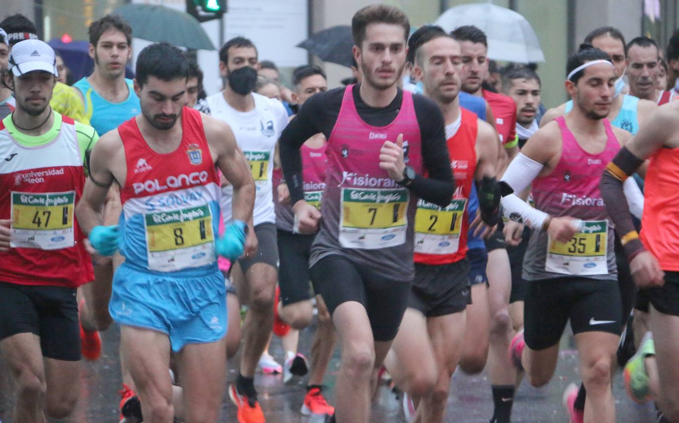 Cientos de personas despiden el año a la carrera en la capital leonesa donde la lluvia también fue protagonista.