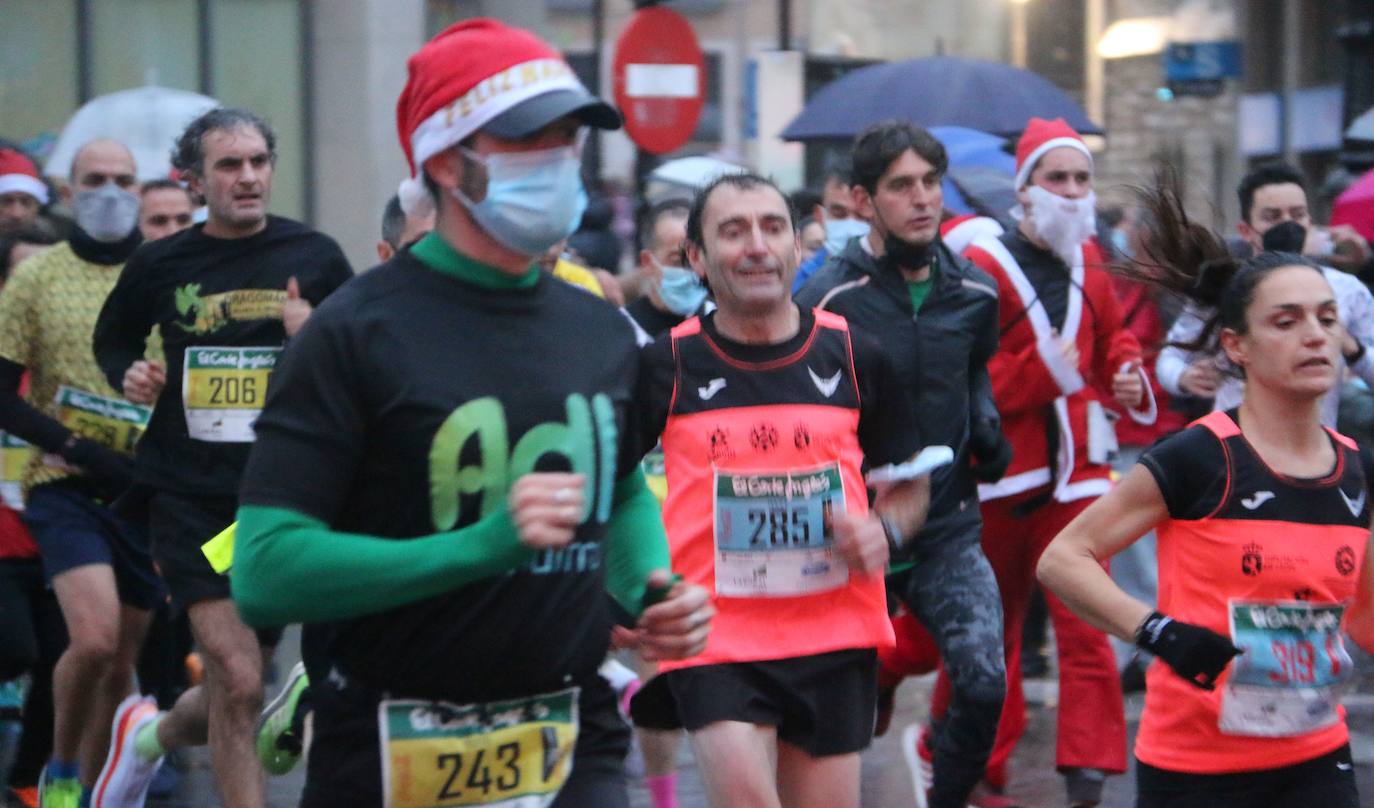 Cientos de personas despiden el año a la carrera en la capital leonesa donde la lluvia también fue protagonista.