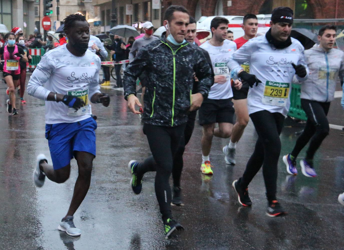 Cientos de personas despiden el año a la carrera en la capital leonesa donde la lluvia también fue protagonista.