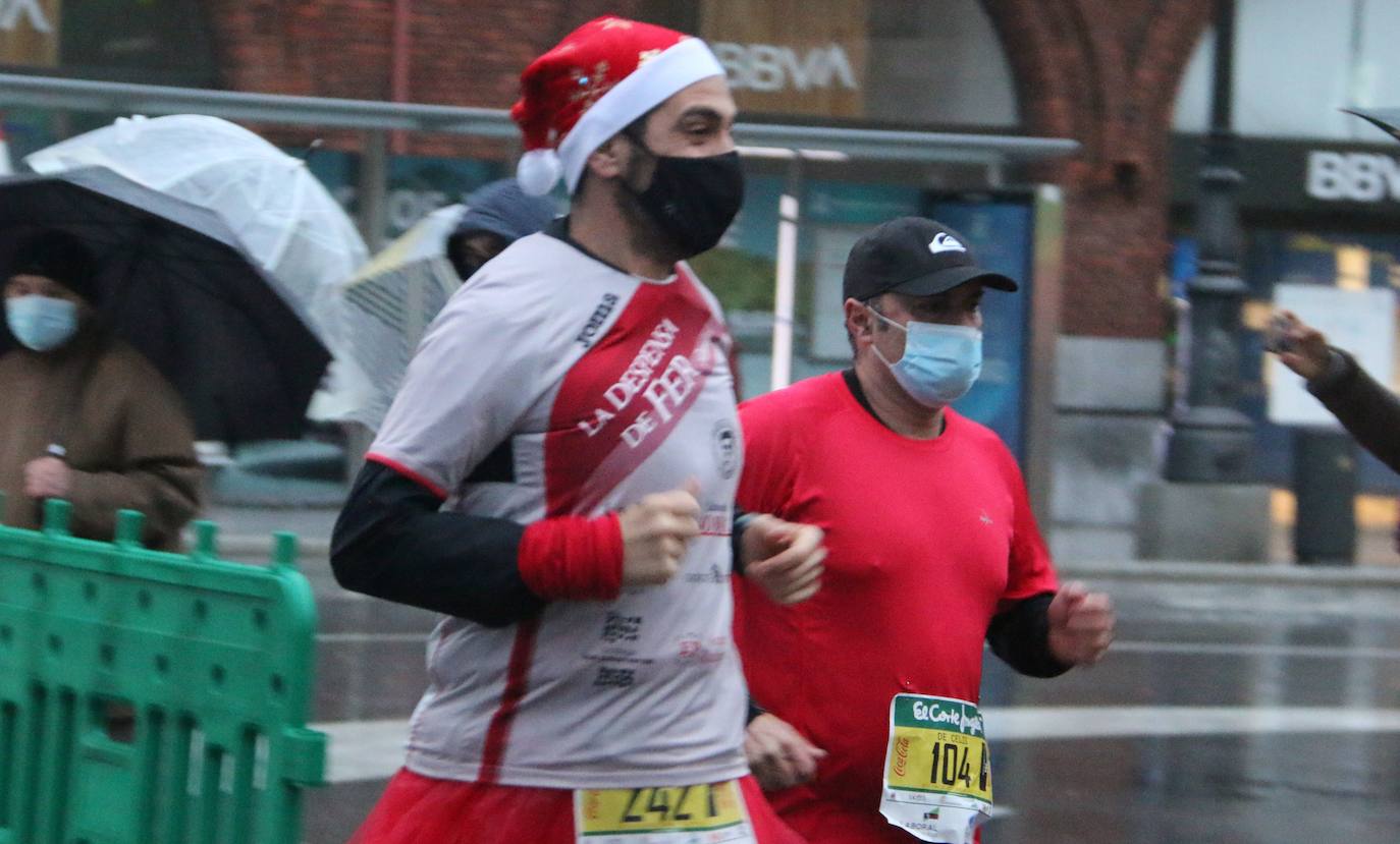 Cientos de personas despiden el año a la carrera en la capital leonesa donde la lluvia también fue protagonista.