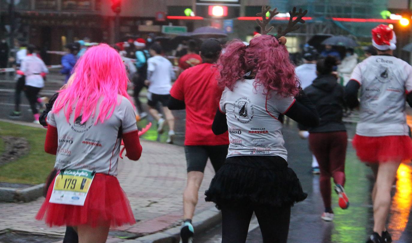 Cientos de personas despiden el año a la carrera en la capital leonesa donde la lluvia también fue protagonista.