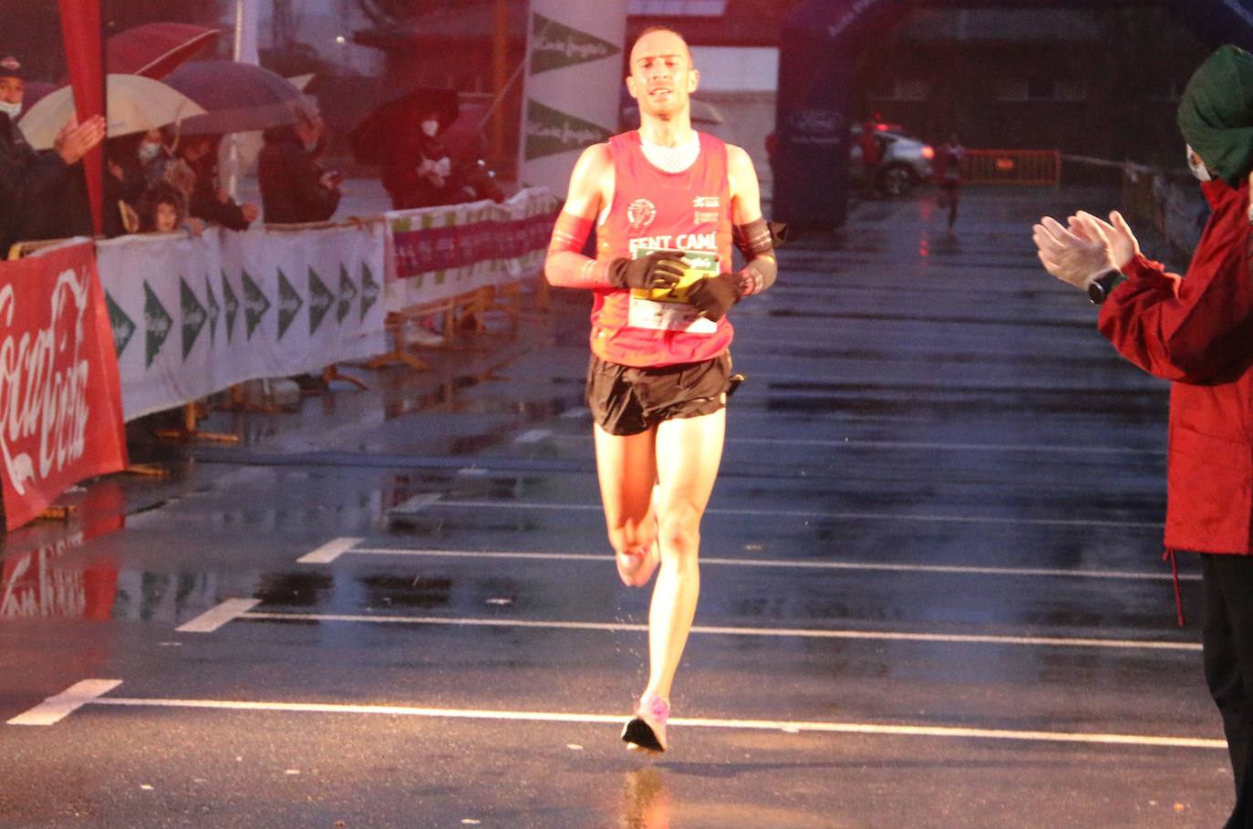 Cientos de personas despiden el año a la carrera en la capital leonesa donde la lluvia también fue protagonista.