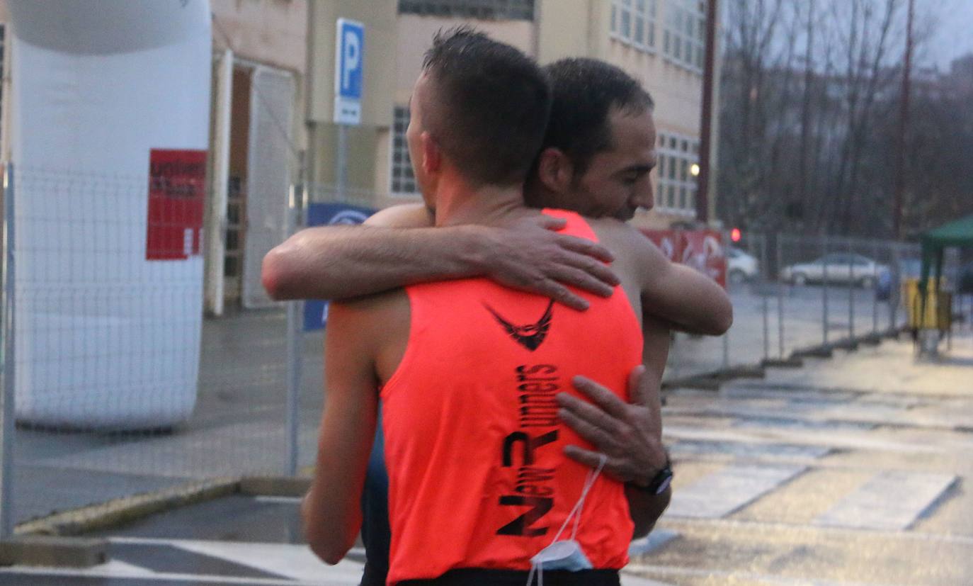 Cientos de personas despiden el año a la carrera en la capital leonesa donde la lluvia también fue protagonista.