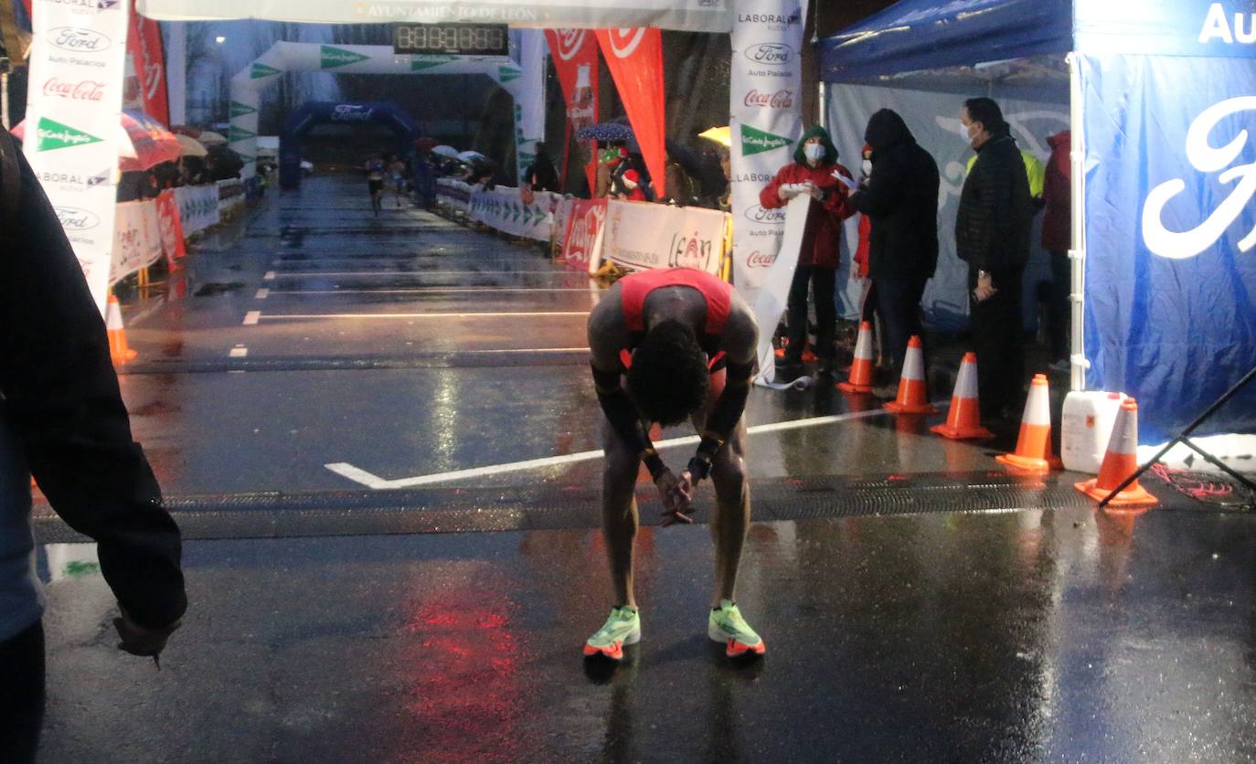 Cientos de personas despiden el año a la carrera en la capital leonesa donde la lluvia también fue protagonista.