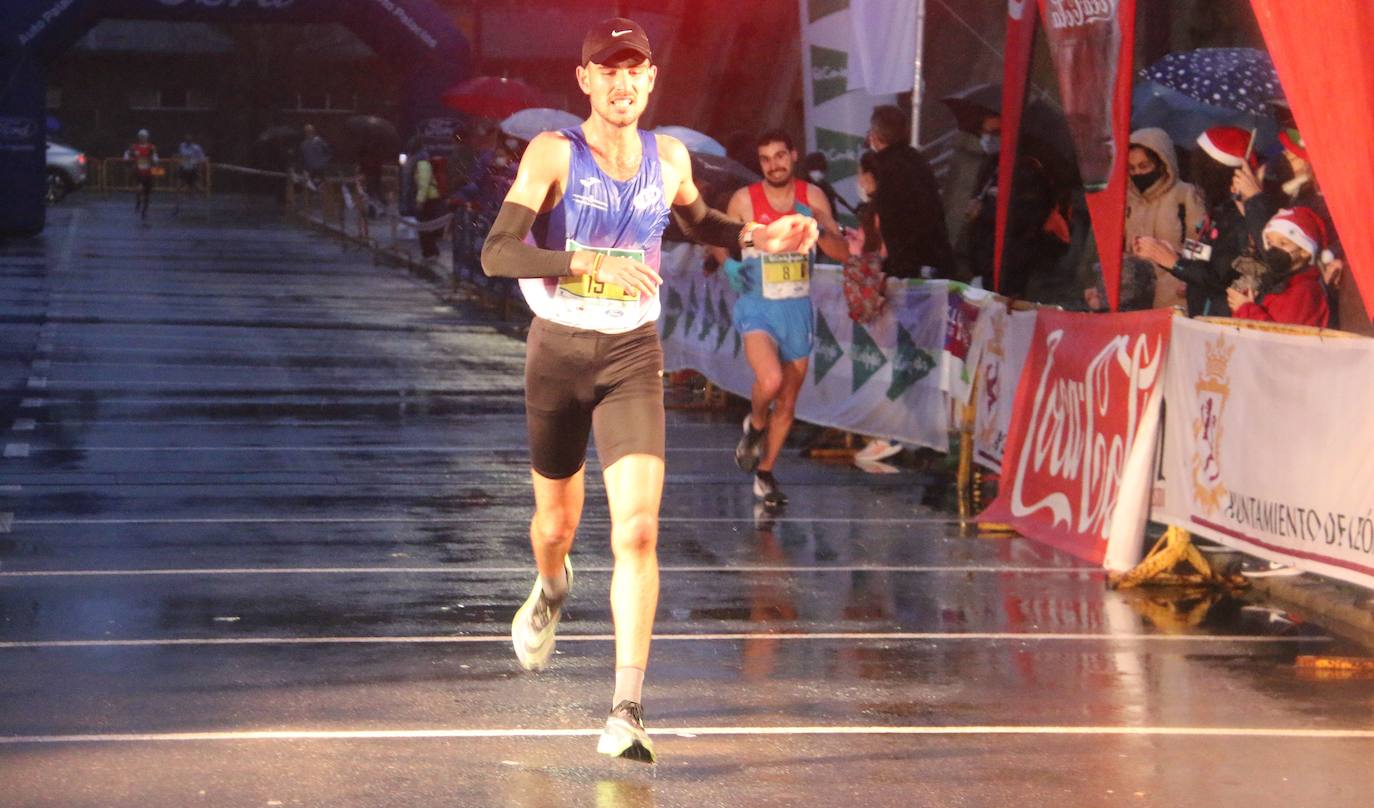 Cientos de personas despiden el año a la carrera en la capital leonesa donde la lluvia también fue protagonista.