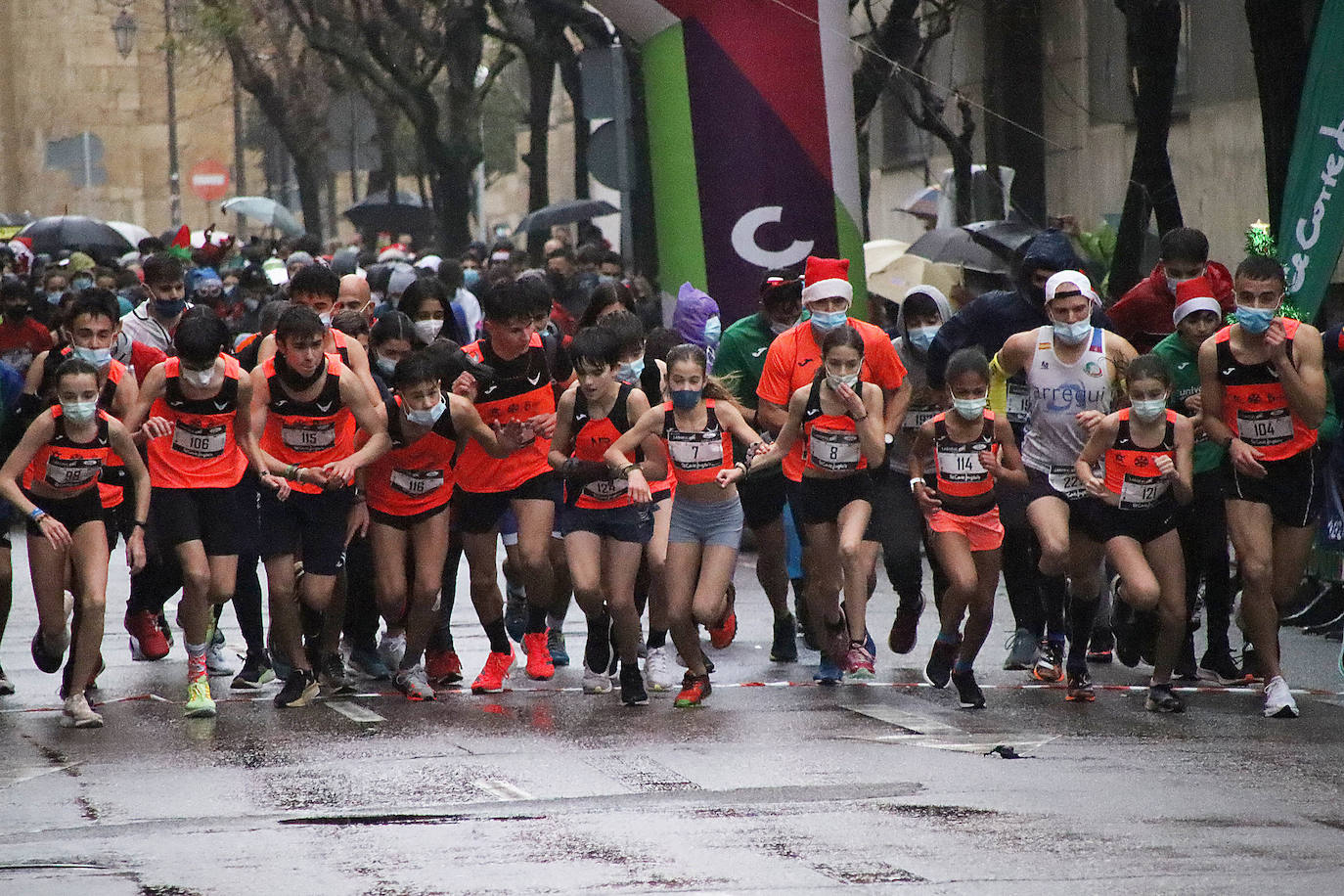 Cientos de personas despiden el año a la carrera en la capital leonesa donde la lluvia también fue protagonista.