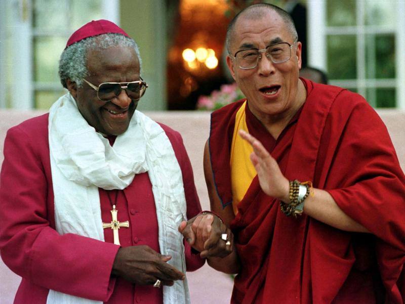 Desmond Tutu, en un encuentro con el Dalai Lama en agosto de 1996, en Ciudad del Cabo. 