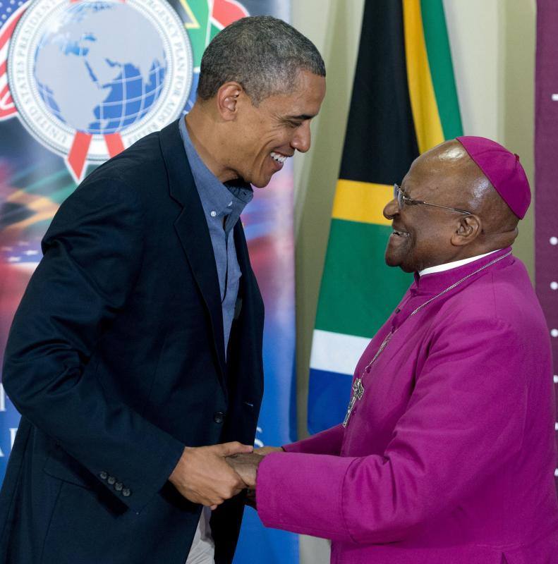 En esta foto de archivo tomada el 30 de junio de 2013, el entonces presidente de Estados Unidos, Barack Obama, conversa con el arzobispo tras una visita al Centro Juvenil de la Fundación Desmond Tutu contra el sida en Ciudad del Cabo.