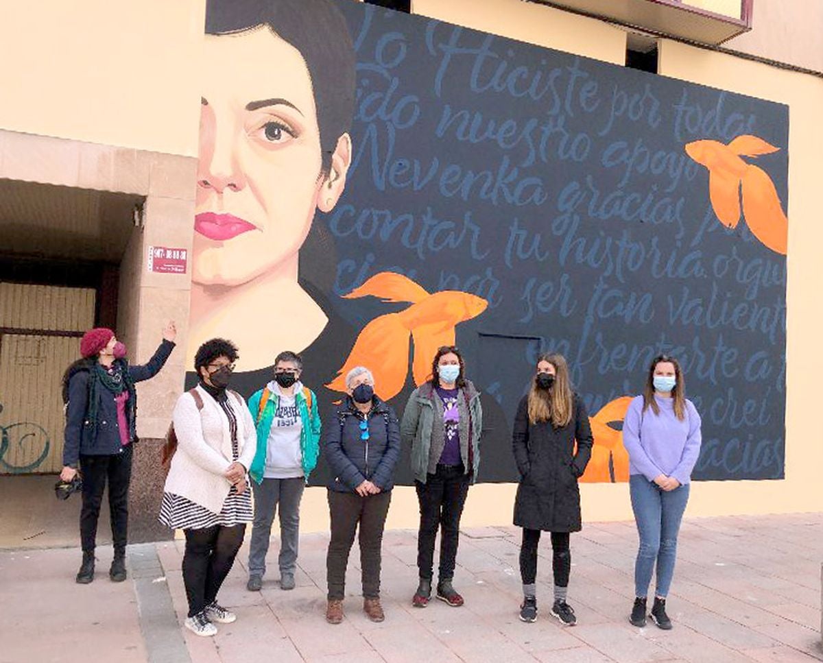 Las voluntarias que colaboraron con el mural de homenaje a Nevenka posaron junto a la artista Mercedes de Bellar