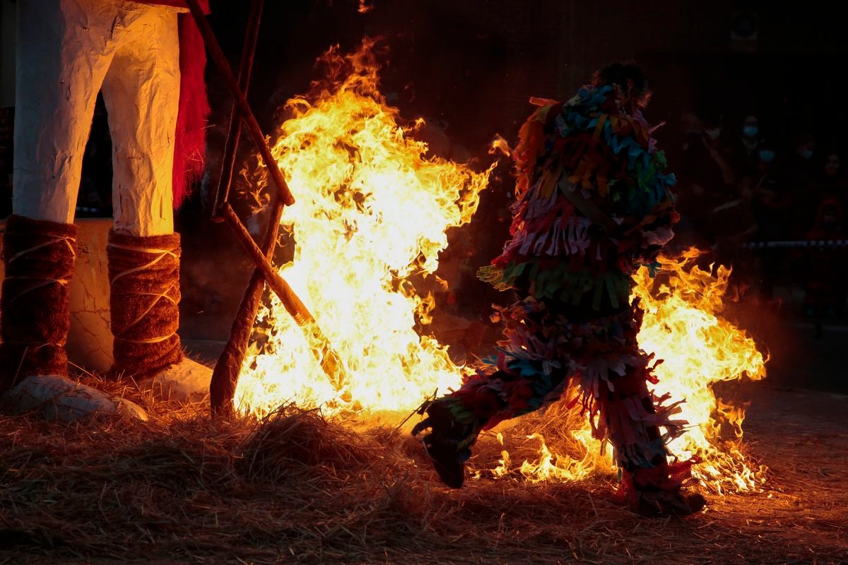 Las mascaradas llenaron las calles de La Bañeza de color y espíritu carnavalero