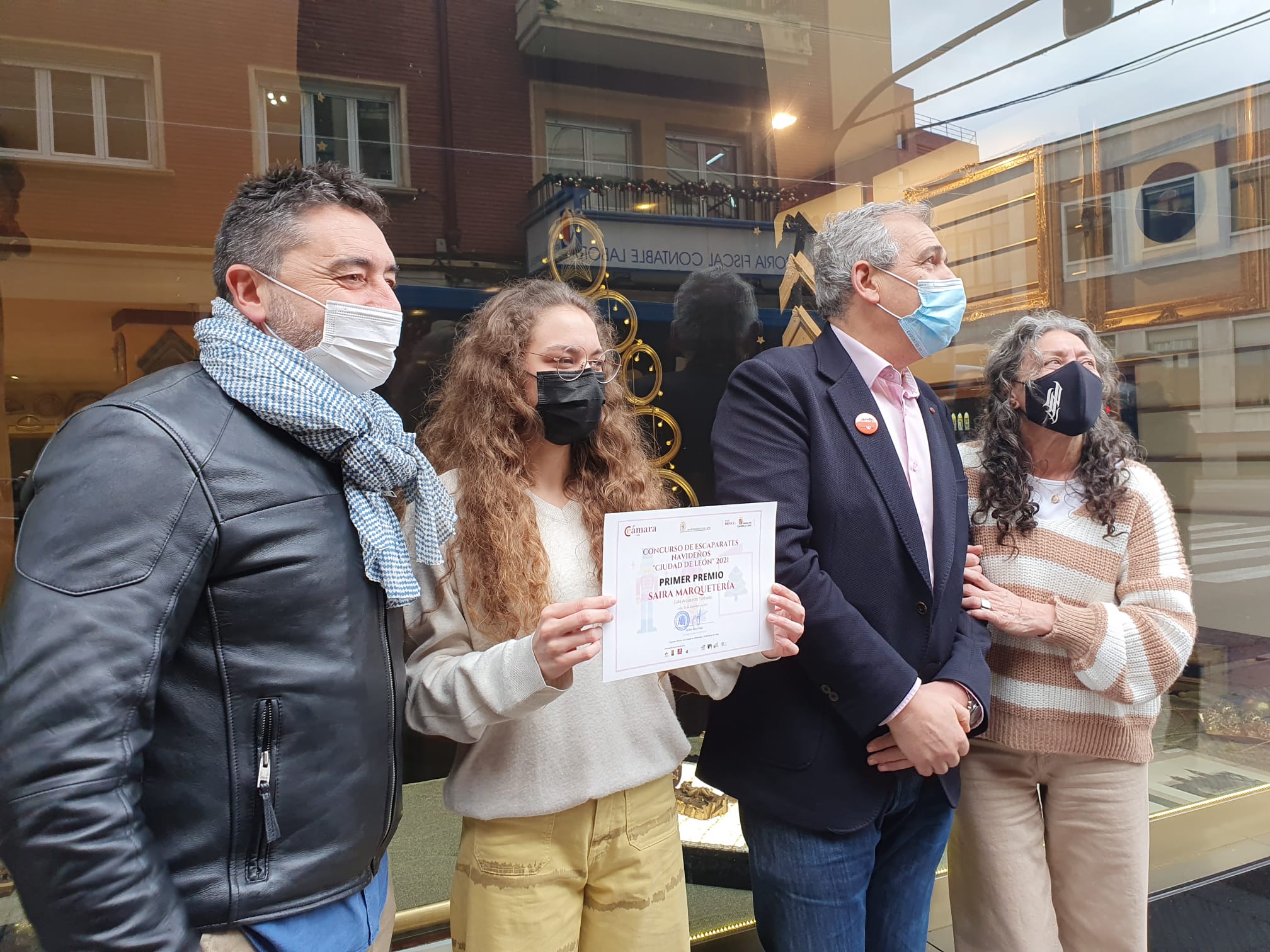 Entrega del primer premio del concurso de escaparates navideños 'Ciudad de León' 2021