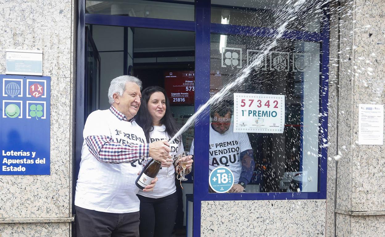 El lotero Tomás Fernández, celebra, junto a vecinos de Veguellina de Órbigo, el primer premio de la Lotería del Niño en el año 2020.