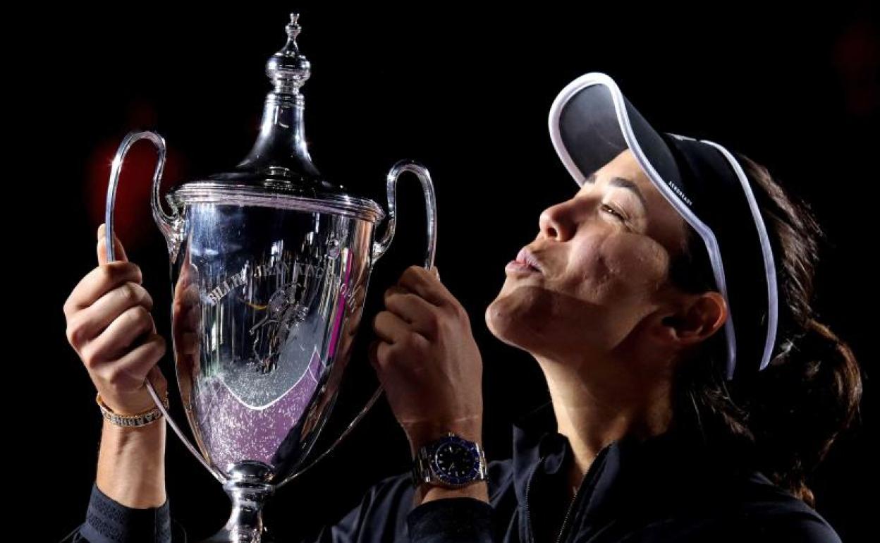 Garbiñe Muguruza disfruta con su trofeo de Maestra. 