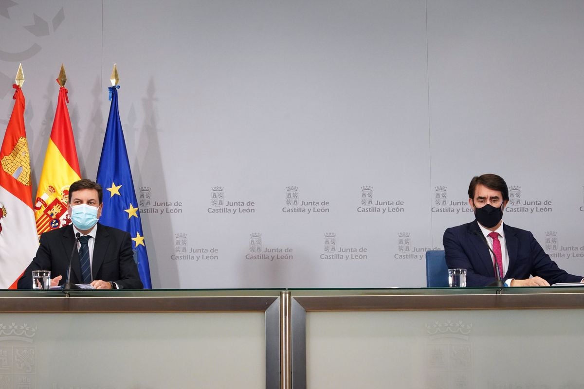 Los consejeros Carlos Fernández Carriedo y Juan Carlos Suárez-Quiñones comparecen en rueda de prensa tras el Consejo de Gobierno.