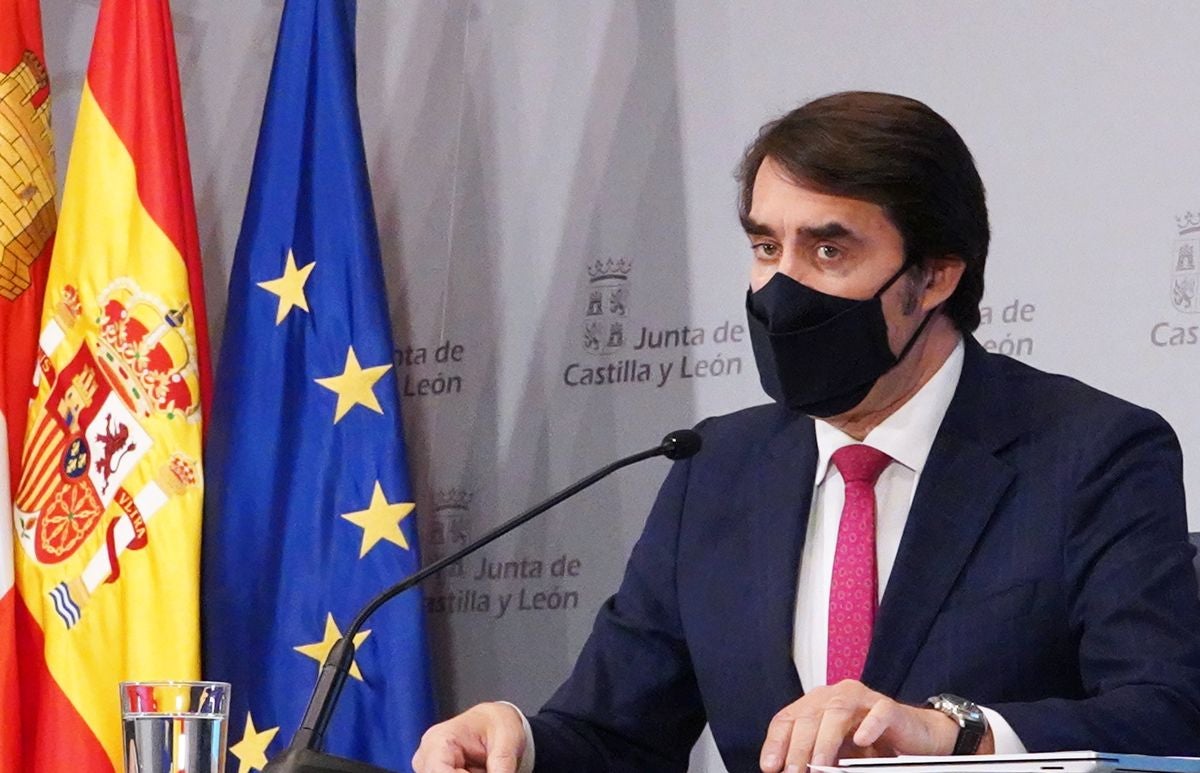 Los consejeros Carlos Fernández Carriedo y Juan Carlos Suárez-Quiñones comparecen en rueda de prensa tras el Consejo de Gobierno.