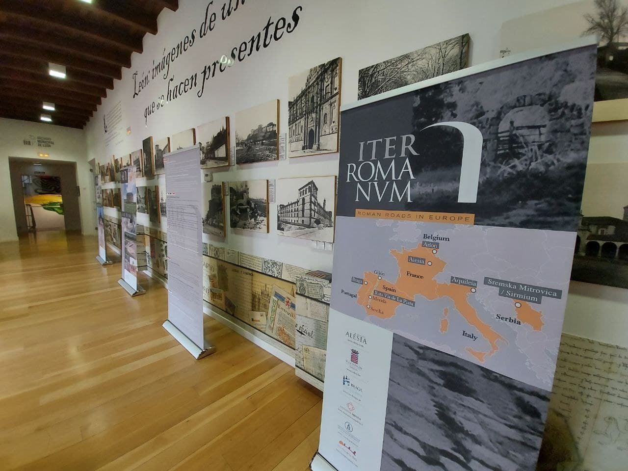 La muestra, que recorre los vestigios romanos de diferentes ciudades europeas, forma parte de las actividades programadas por la Ruta Vía de la Plata y podrá visitarse, hasta el 30 de enero, en la Casona de Puerta Castillo. 