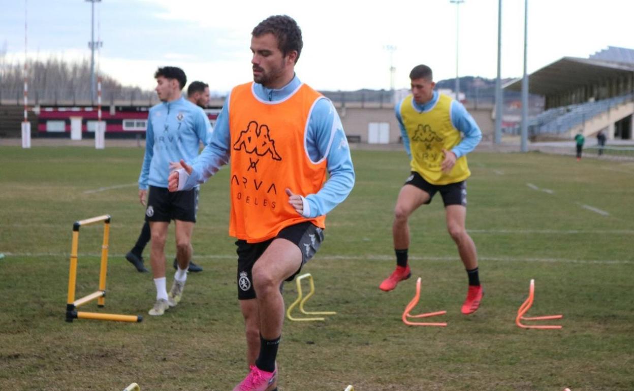 Empis, en primer plano, durante el primer entrenamiento de la Cultural tras las vacaciones navideñas.