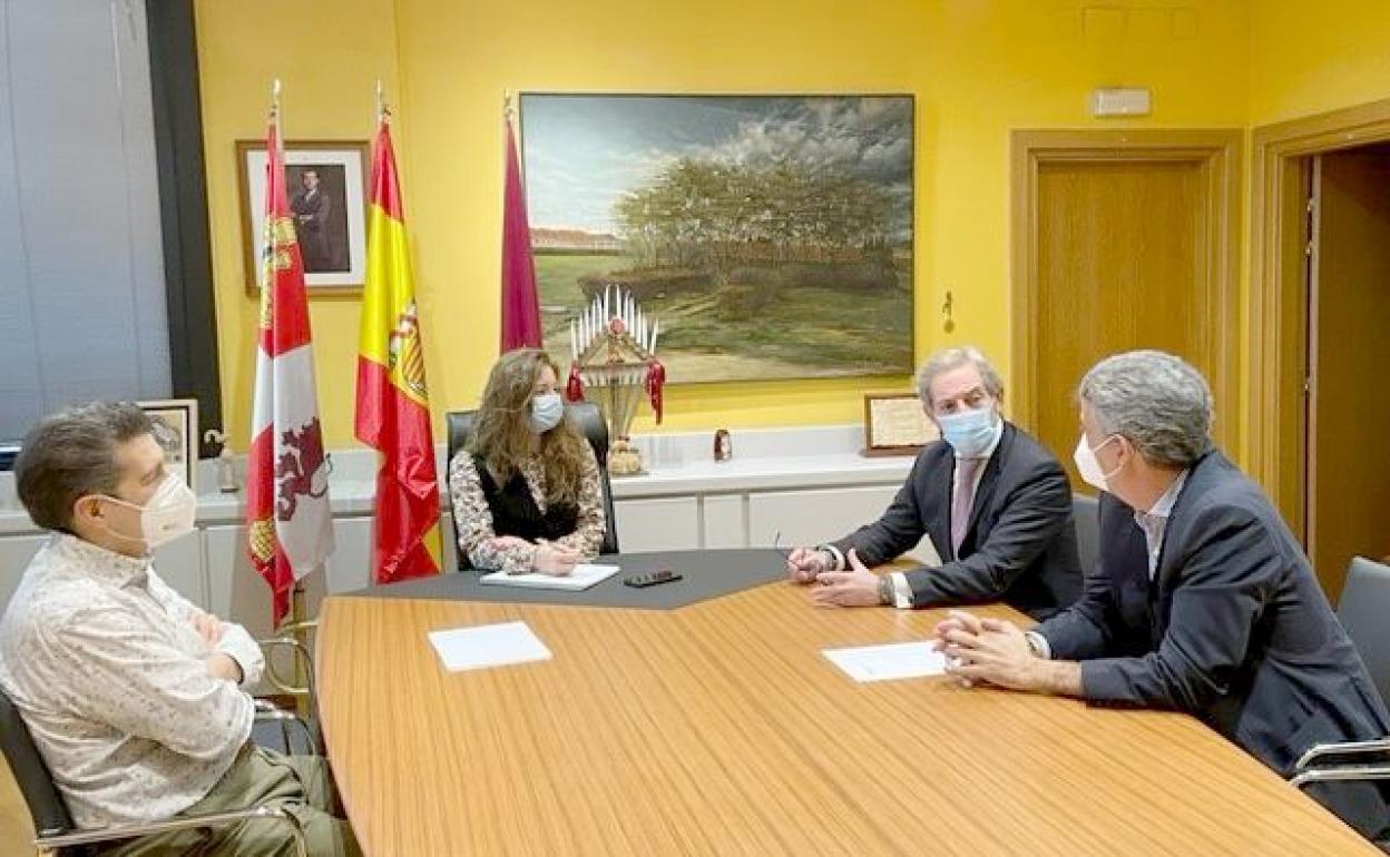 Un instante del encuentro mantenido este martes en la delegación de la Junta en León. 