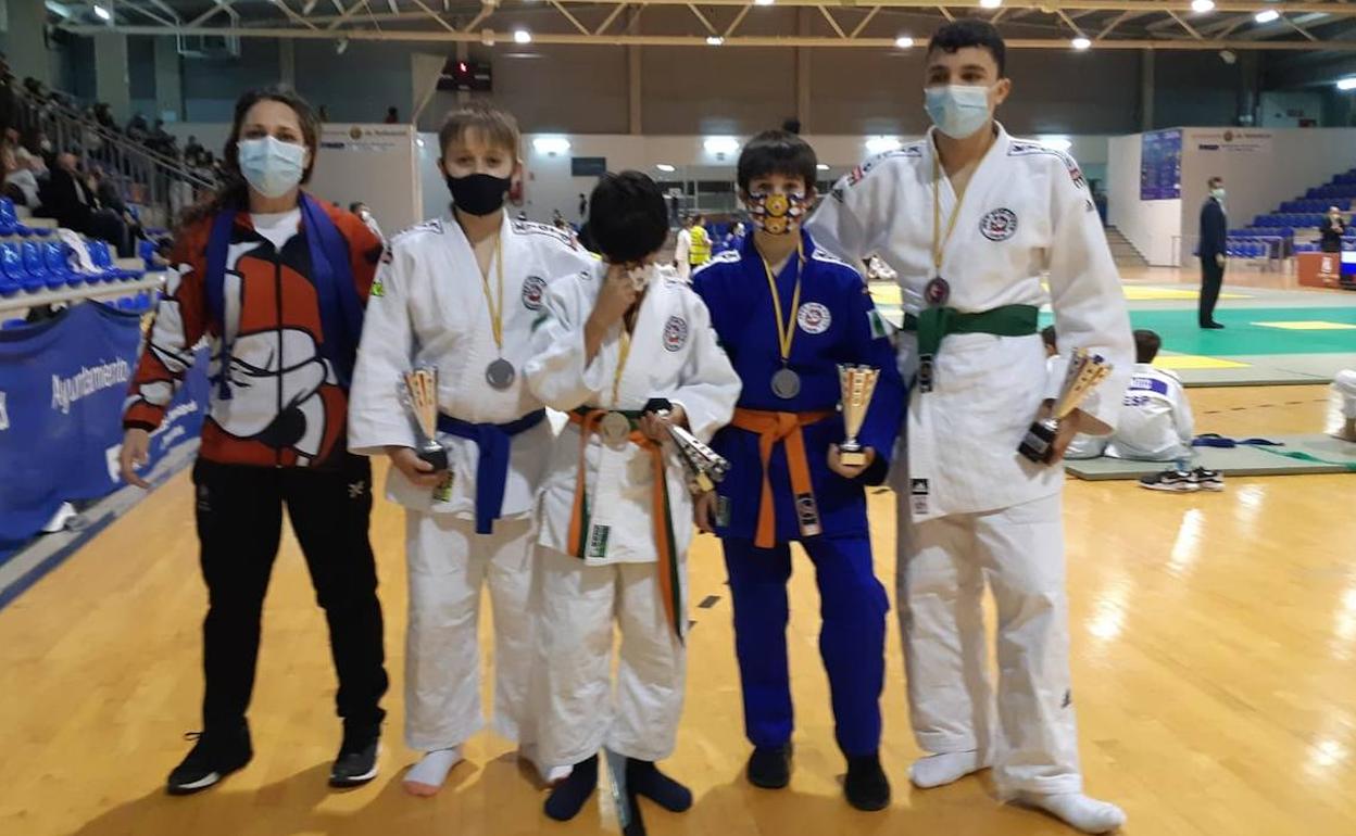 Imagen de los campeones leoneses con sus respectivos trofeos. 