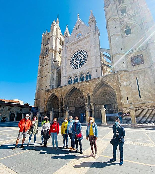 Imagen de los guías en la Plaza de Regla de León capital. 