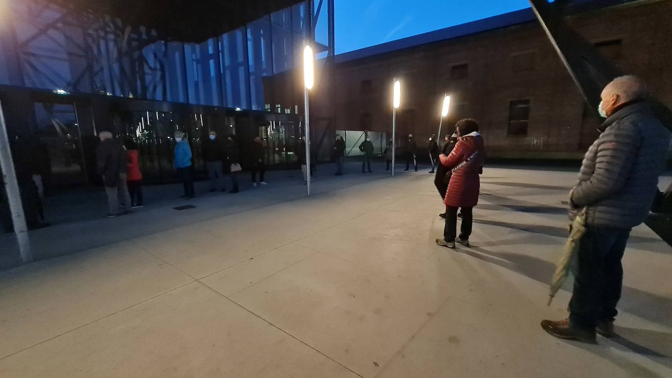 Una hora antes de la apertura de puertas en el 'vacunódromo' del Palacio de Exposiciones los leoneses 'de los 60' ya hacen cola para inocularse la tercera dosis | La cola, que ha llegado a alcanzar el kilómetro durante este martes, evidencia la alta respuesta al llamamiento. 