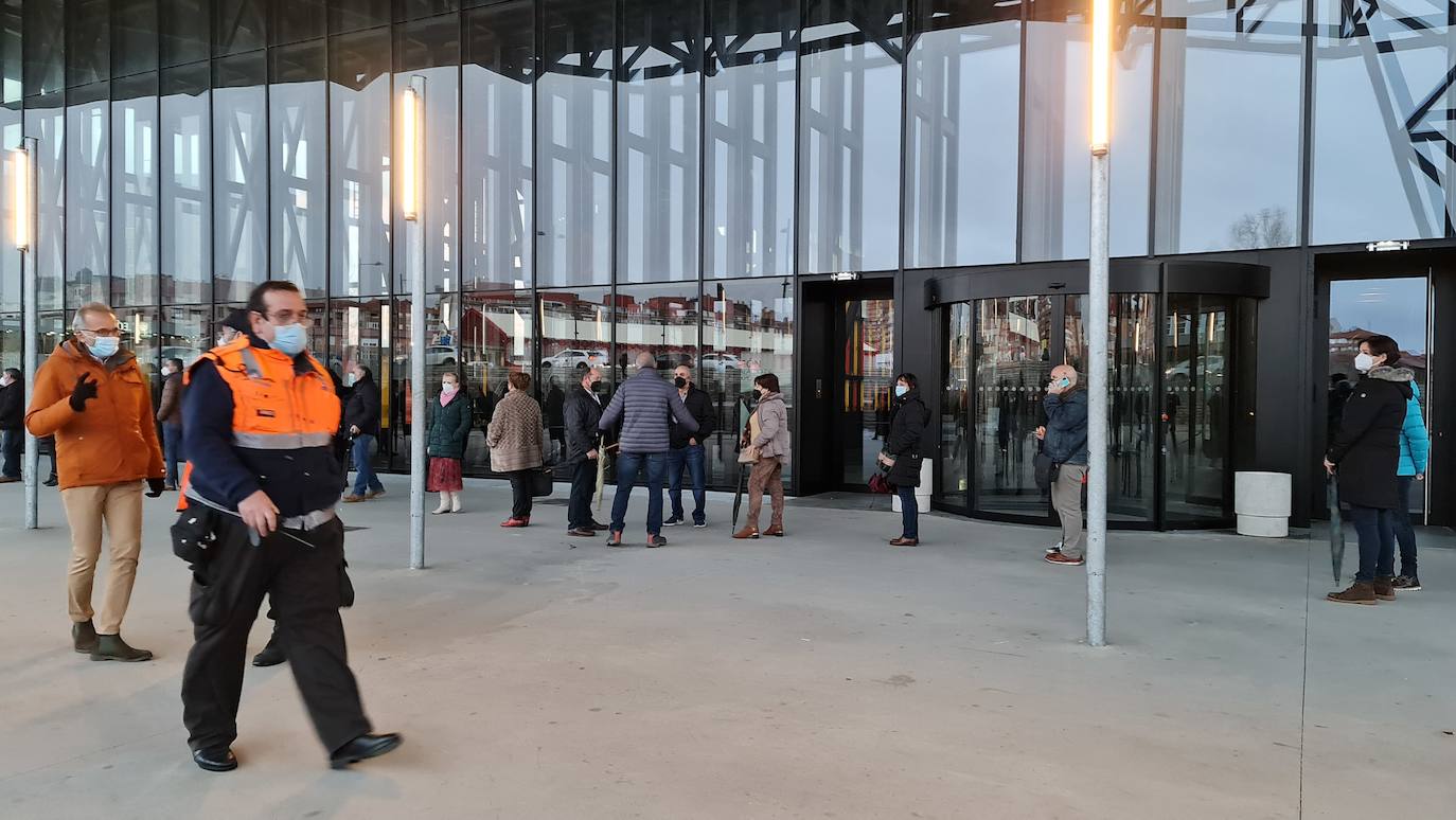 Una hora antes de la apertura de puertas en el 'vacunódromo' del Palacio de Exposiciones los leoneses 'de los 60' ya hacen cola para inocularse la tercera dosis | La cola, que ha llegado a alcanzar el kilómetro durante este martes, evidencia la alta respuesta al llamamiento. 