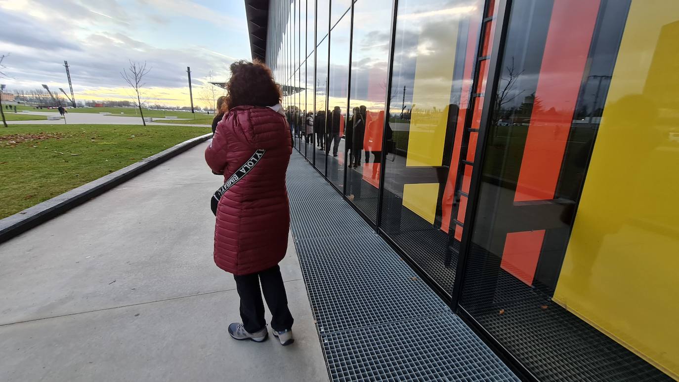 Una hora antes de la apertura de puertas en el 'vacunódromo' del Palacio de Exposiciones los leoneses 'de los 60' ya hacen cola para inocularse la tercera dosis | La cola, que ha llegado a alcanzar el kilómetro durante este martes, evidencia la alta respuesta al llamamiento. 