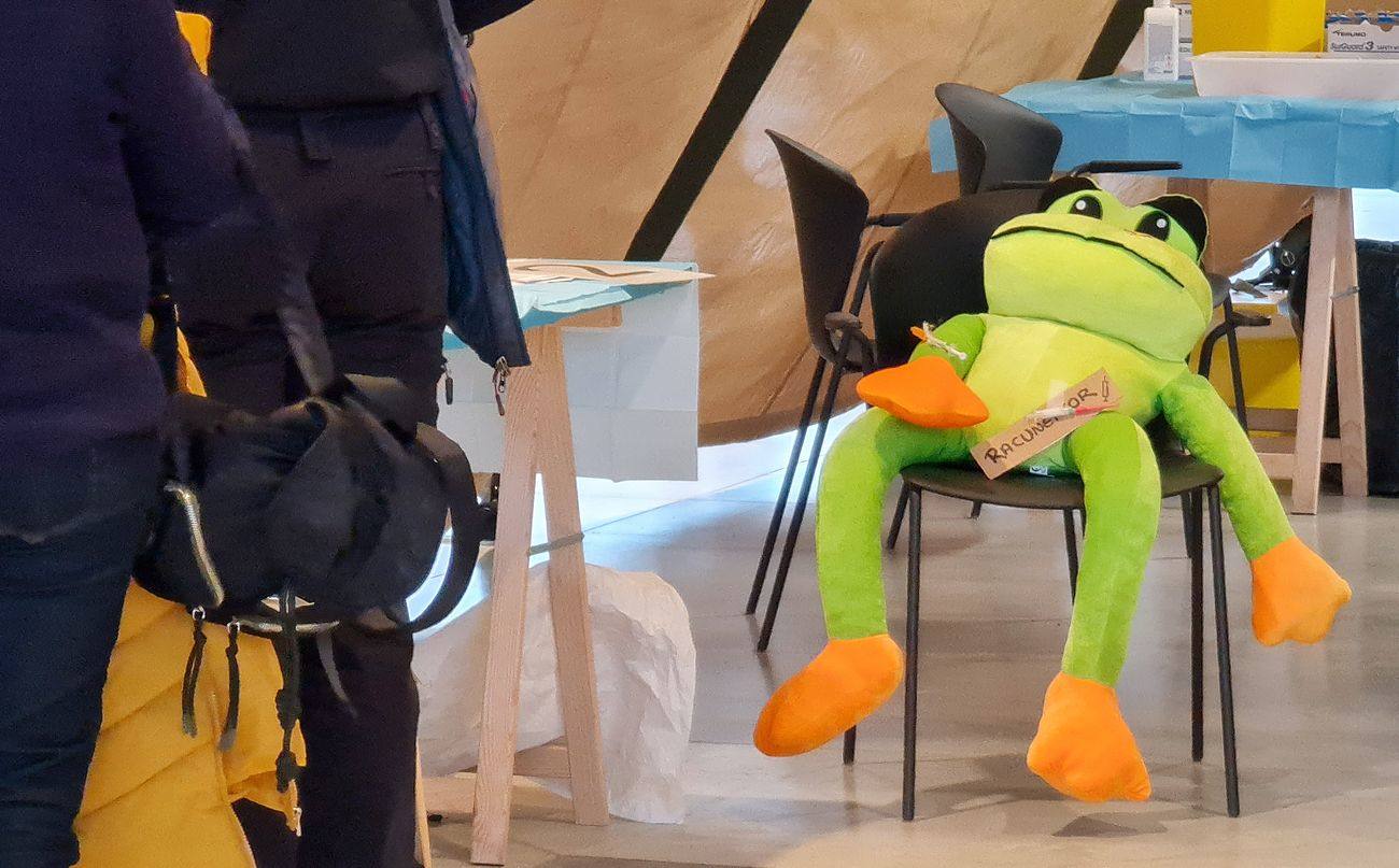 Una hora antes de la apertura de puertas en el 'vacunódromo' del Palacio de Exposiciones los leoneses 'de los 60' ya hacen cola para inocularse la tercera dosis | La cola, que ha llegado a alcanzar el kilómetro durante este martes, evidencia la alta respuesta al llamamiento. 