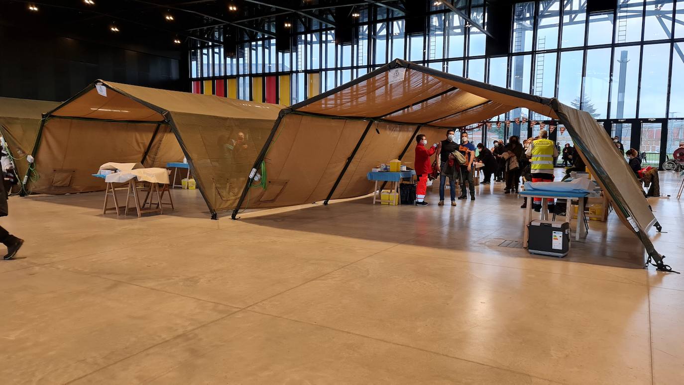 Una hora antes de la apertura de puertas en el 'vacunódromo' del Palacio de Exposiciones los leoneses 'de los 60' ya hacen cola para inocularse la tercera dosis | La cola, que ha llegado a alcanzar el kilómetro durante este martes, evidencia la alta respuesta al llamamiento. 