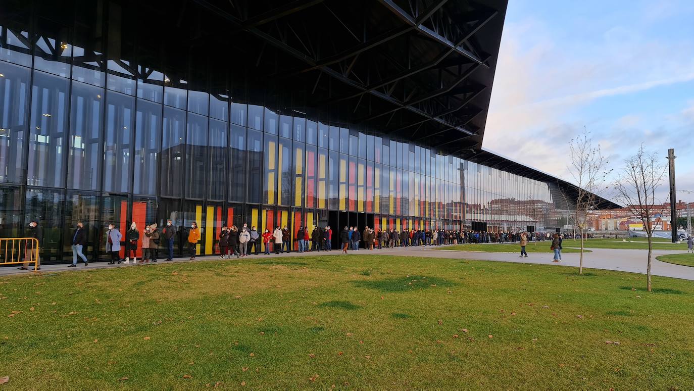 Una hora antes de la apertura de puertas en el 'vacunódromo' del Palacio de Exposiciones los leoneses 'de los 60' ya hacen cola para inocularse la tercera dosis | La cola, que ha llegado a alcanzar el kilómetro durante este martes, evidencia la alta respuesta al llamamiento. 