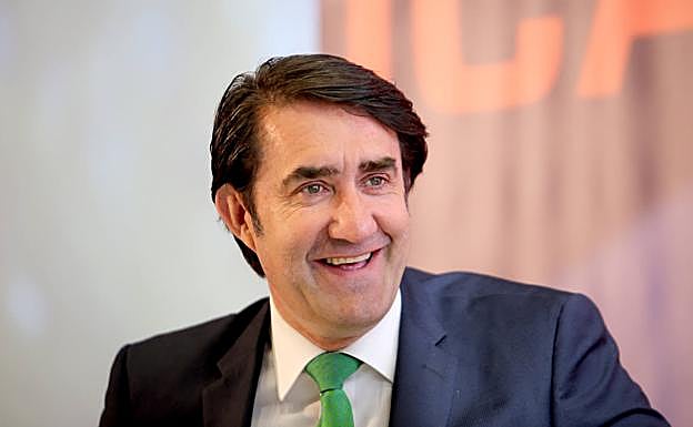 El consejero de Fomento se compromete a defender la recuperación ferroviaria 