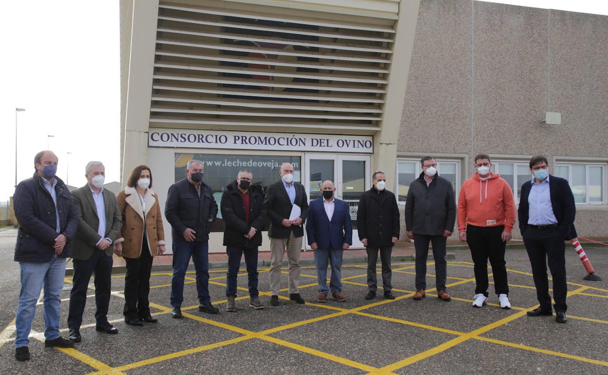 Carnero junto a los representantes de Consorcio de Promoción del Ovino. 