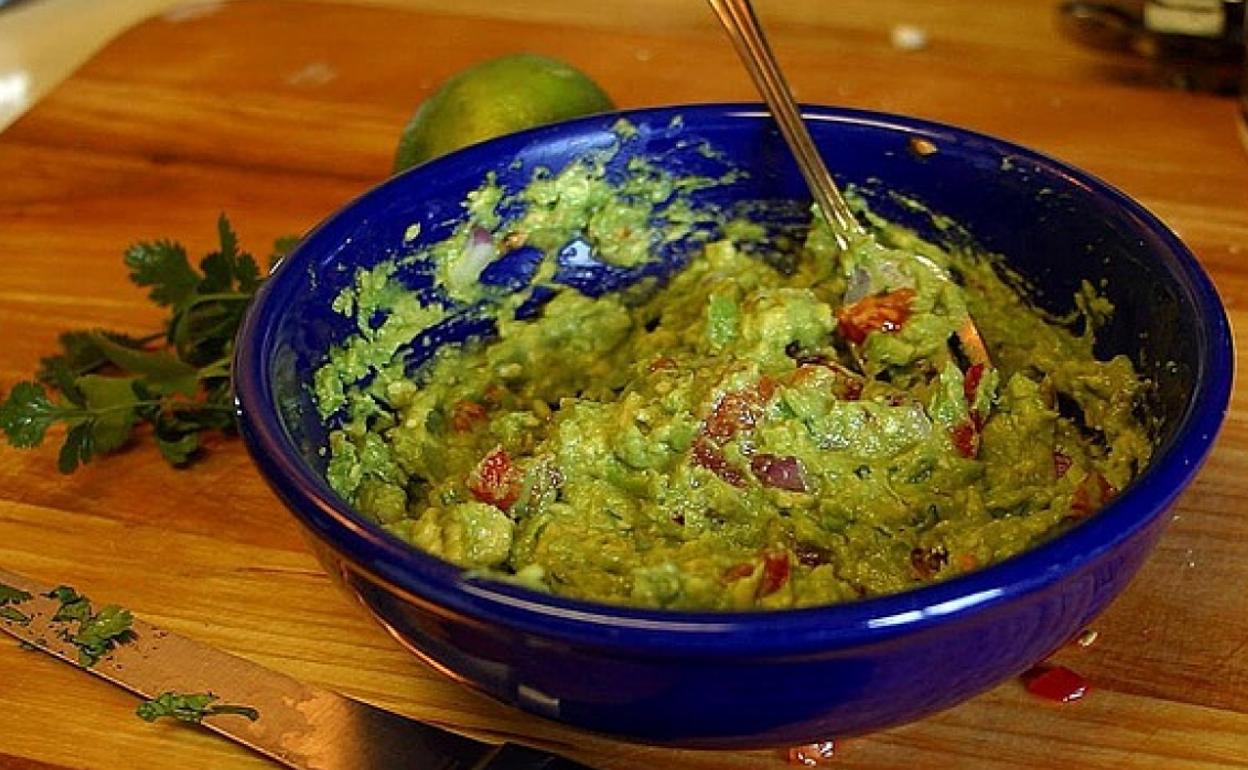 El guacamole es uno de los acompañamientos con aguacate más recurrentes. 