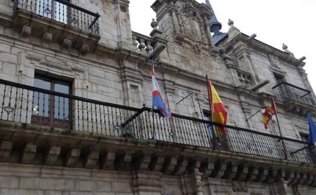 Imagen de la fachada principal del Ayuntamiento de Ponferrada. 