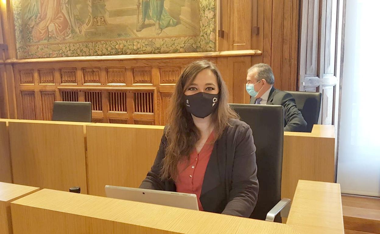 Gemma Villarroel en el salon de plenos de la Diputación de León. 