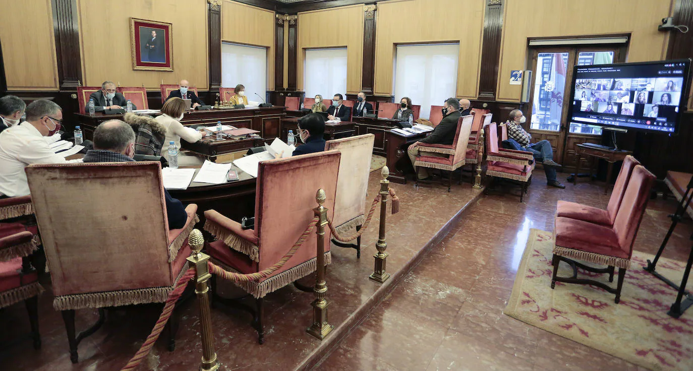 Inicio del Pleno Ordinario del mes de diciembre en el Ayuntamiento de León. 