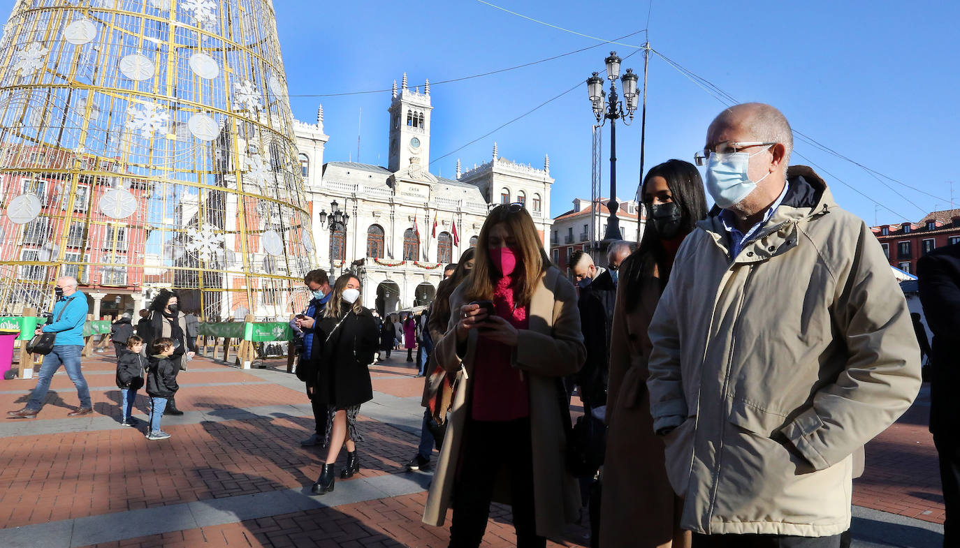 El candidato de Cs a la presidencia de la Junta de Castilla y León, Francisco Igea, y la vicealcaldesa de Madrid, Begoña Villacís, visitan el V Mercado del Producto Navideño en Valladolid