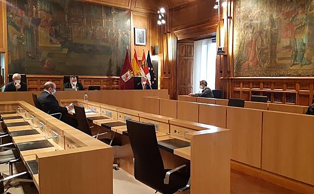 Escasa presencia de diputados en esta Nochevieja, donde muchos han optado por seguir la cita telemáticamente.