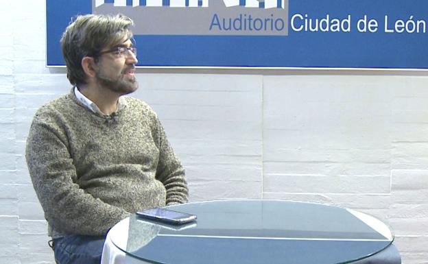 El mago Juan Luque durante un entrevista con leonoticas.