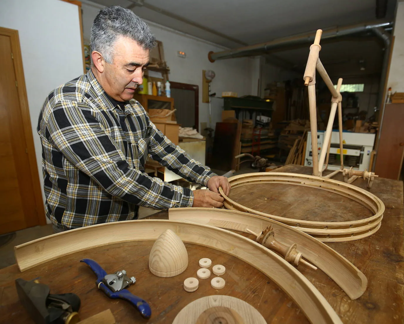 Este artista trabaja la madera para realizar sus creaciones en el municipio berciano de Cabañas Raras.