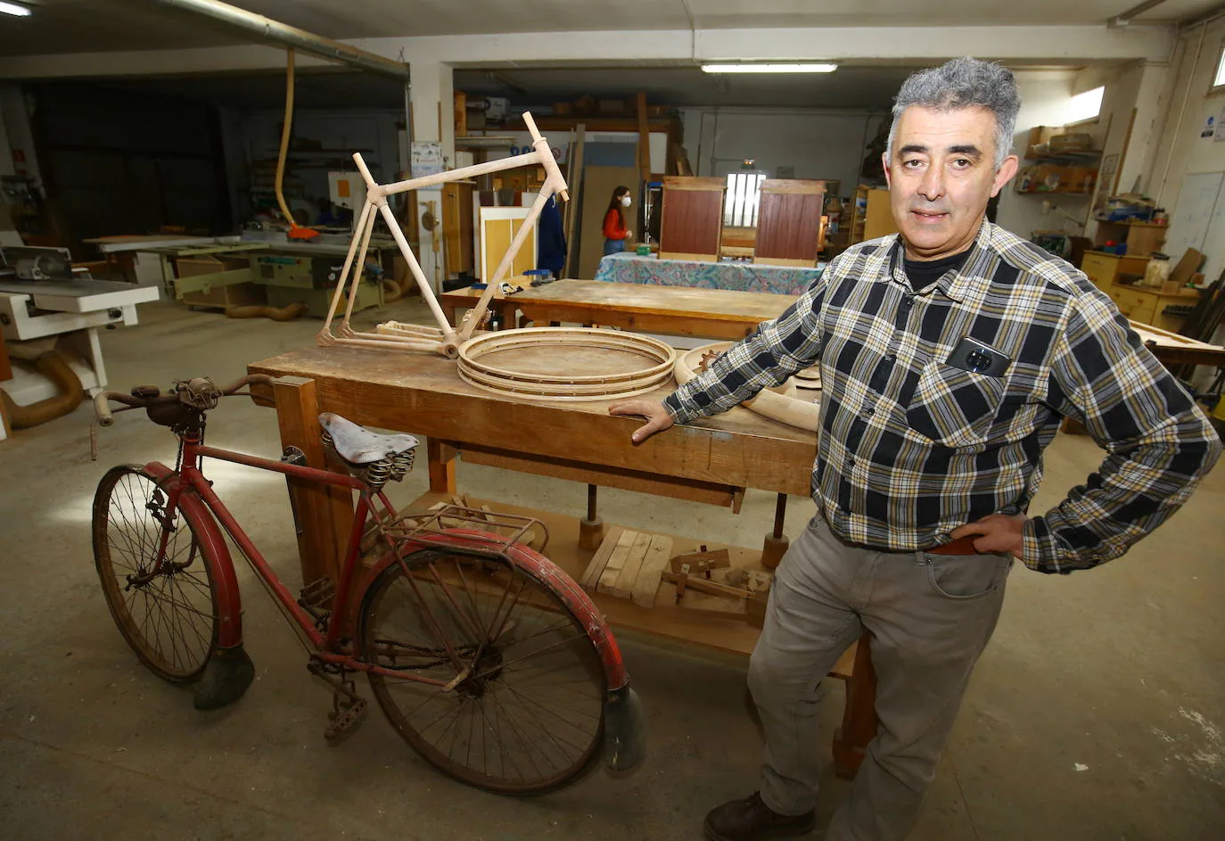 Este artista trabaja la madera para realizar sus creaciones en el municipio berciano de Cabañas Raras.