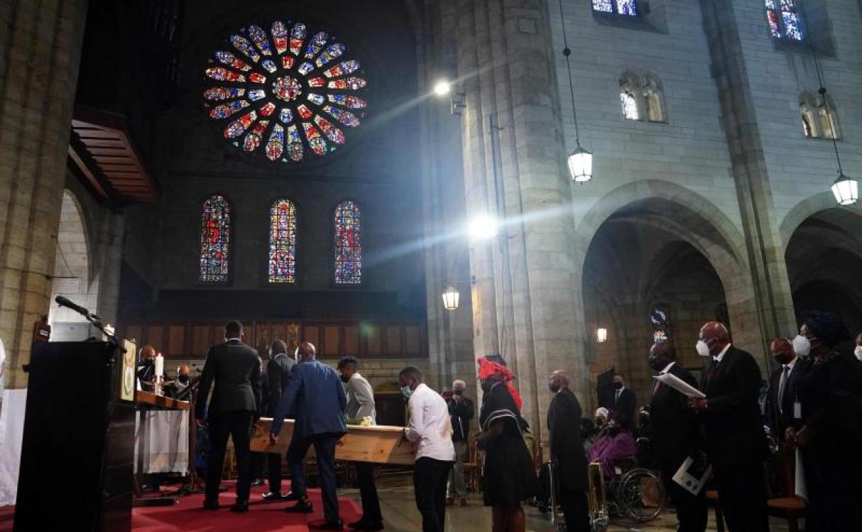 El féretro de Demond Tutu, en la catedral de San Jorge. 