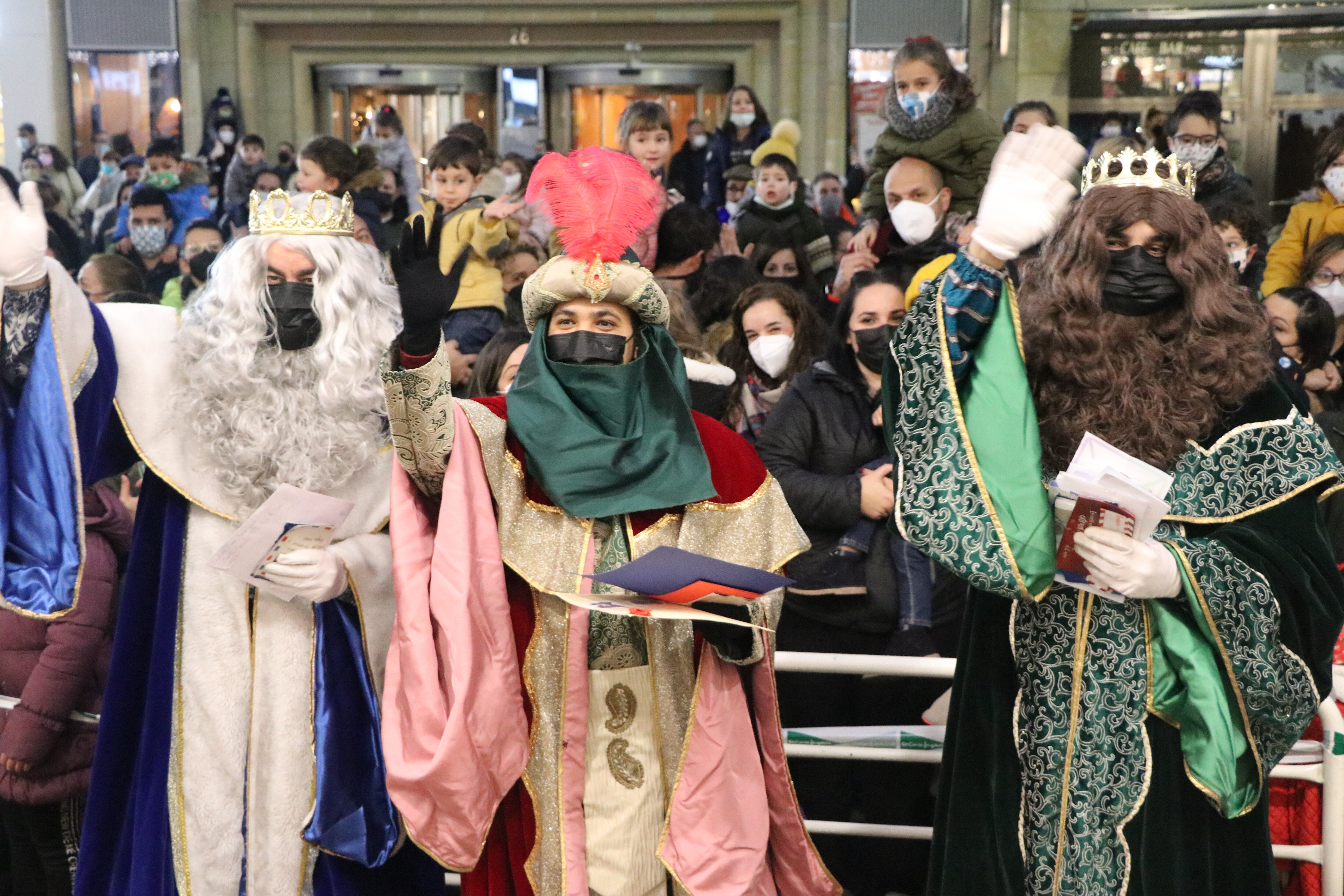 Sus Majestades Melchor, Gaspar y Baltasar han pasado por El Corte Inglés para recoger las peticiones de los niños y niñas leoneses