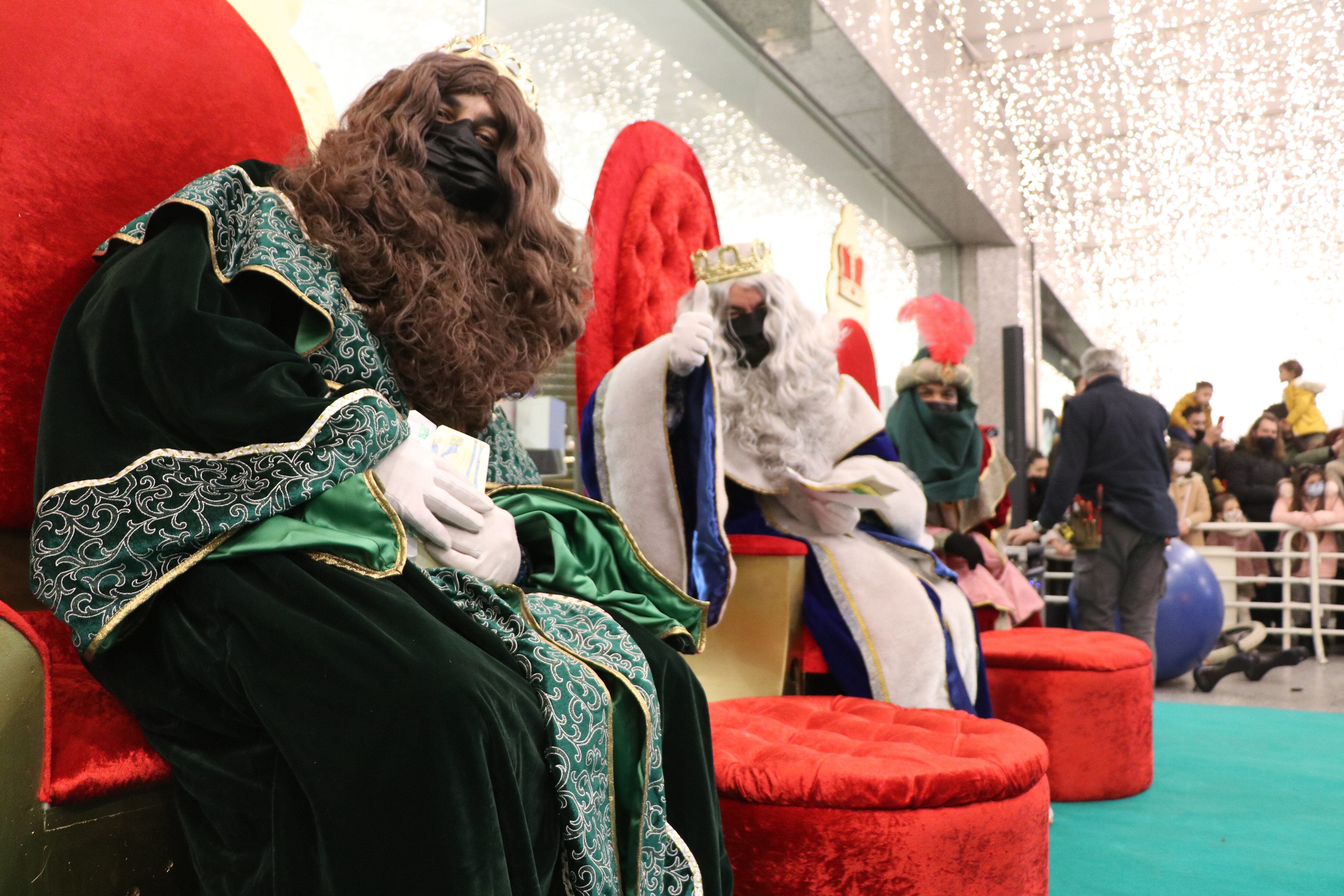 Sus Majestades Melchor, Gaspar y Baltasar han pasado por El Corte Inglés para recoger las peticiones de los niños y niñas leoneses