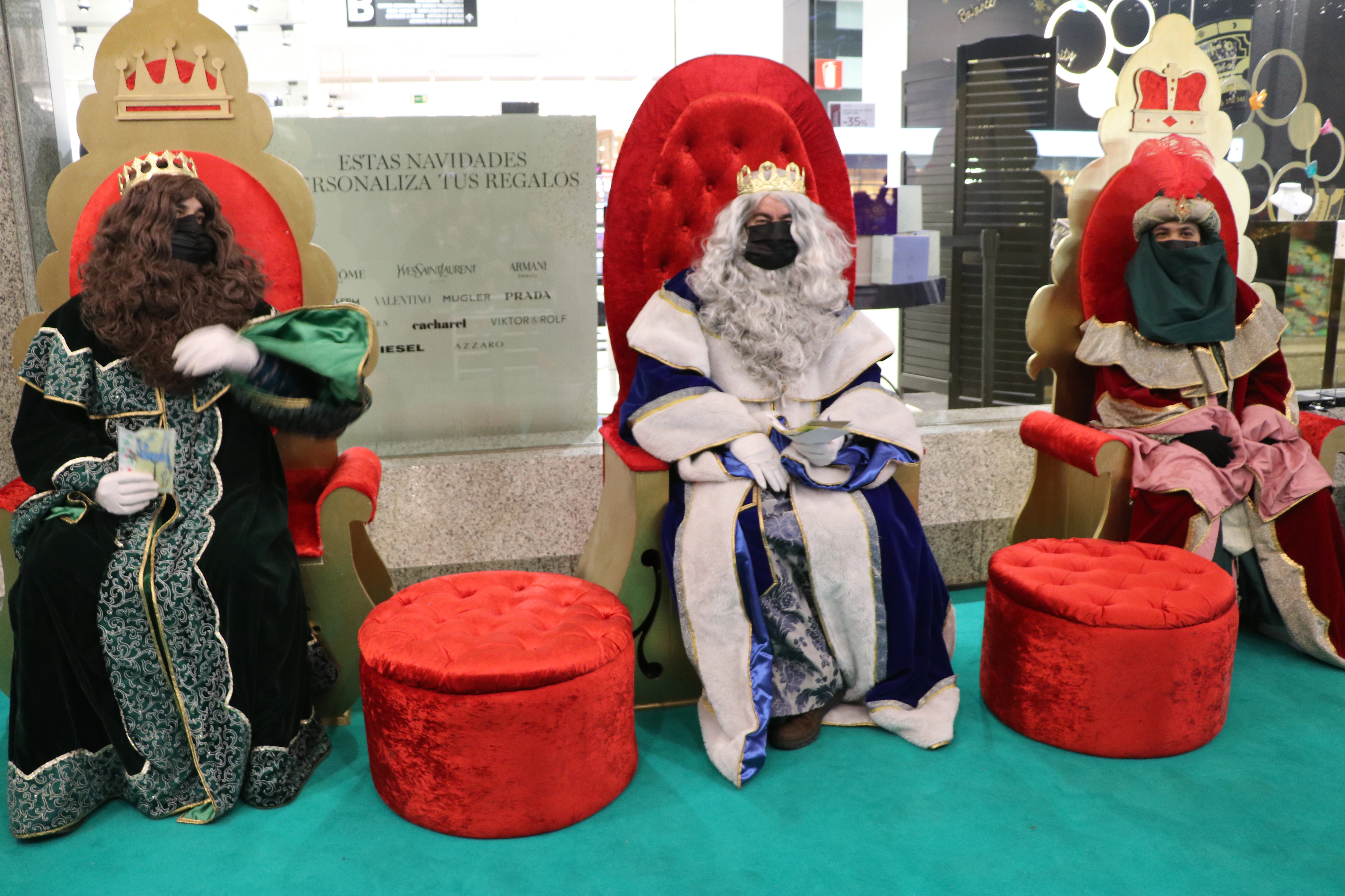 Sus Majestades Melchor, Gaspar y Baltasar han pasado por El Corte Inglés para recoger las peticiones de los niños y niñas leoneses