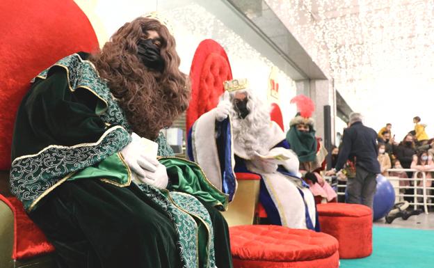 Galería. Los Reyes Magos han recogido las cartas de los más pequeños.