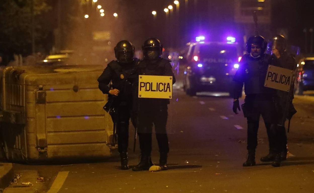 Disturbios durante la madrugada de los trabajadores de LM con los antidisturbios. 